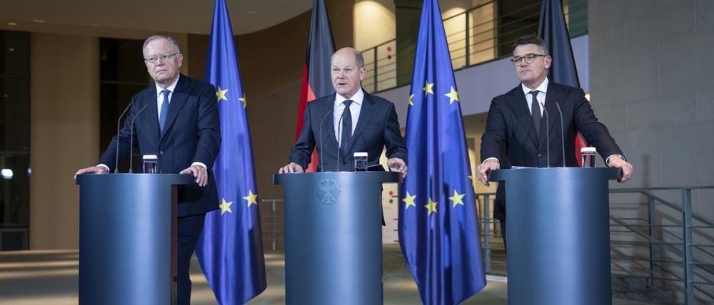 Olaf Scholz (m) mit Stephan Weil (li.) und Boris Rhein (re.): Uneinigkeit bei den Ministerpräsidenten