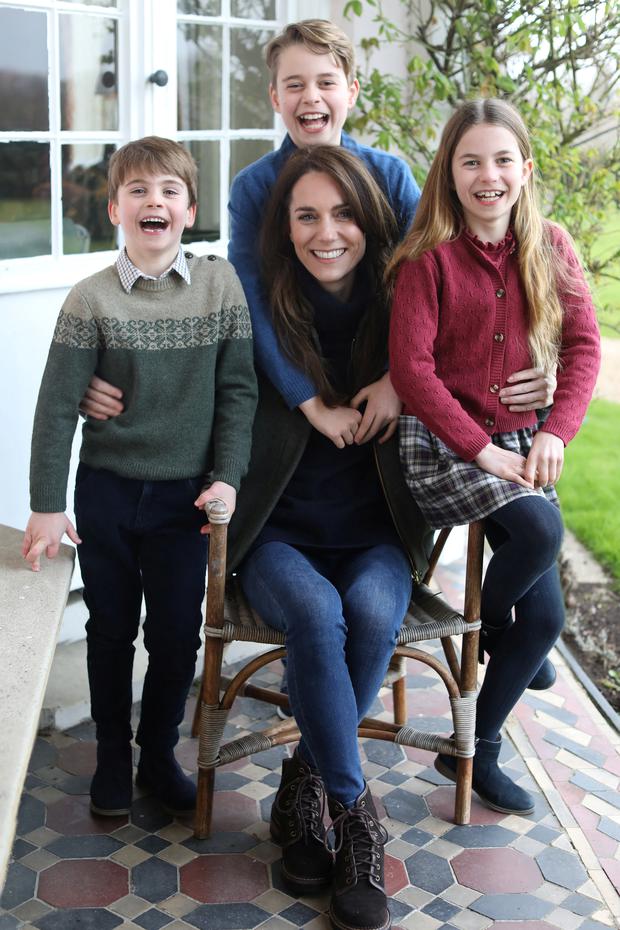 Catherine mit ihren Kindern Louis, George und Charlotte