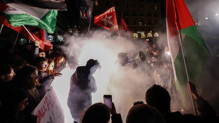 Protest gegen die Niederschlagung von Protest: Am Sonntag wurde vor dem Innenministerium in Rom demonstriert. 