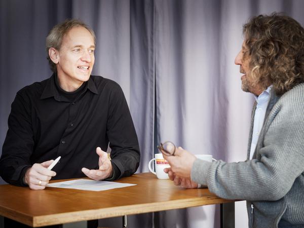 Professor Bernd Hirschl (links) im Gespräch mit dem Journalisten und Agentur-Chef Jürgen Pöschk in Berlin-Kreuzberg.