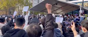 Studenten protestieren am 27. November 2022 an der Tsinghua-Universität in Peking (China) gegen die COVID-19-Beschränkungen. 