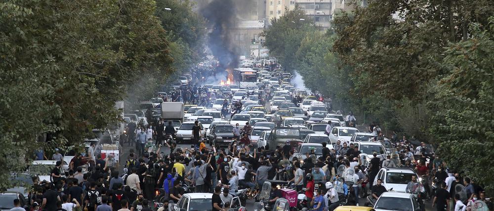 Demonstranten skandieren während eines Protestes in der Innenstadt von Teheran Parolen gegen den Tod der 22-jährigen Iranerin Mahsa Amini.