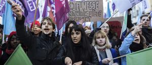 Auch junge Franzosen protestieren gegen einen späteren Beginn der Rente.