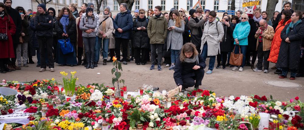 Menschen stehen nach dem Tod des Regimekritikers Alexej Nawalny vor der russischen Botschaft in Berlin-Mitte vor Blumen.