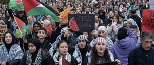 Im Oktober beteiligten sich 10.000 Menschen an einer Pro-Palästina-Demo in Berlin. Die Solidarität mit Israel war zuletzt weit weniger spürbar. 