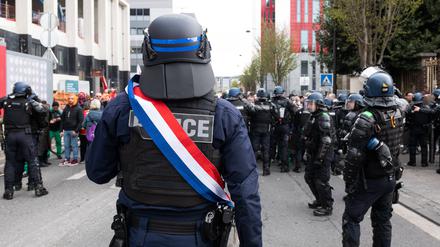 Am Tag nach Macrons Entscheidung zur Rentenreform kam es überall im Land zu Protesten, so wie hier in Ivry-sur-Seine.