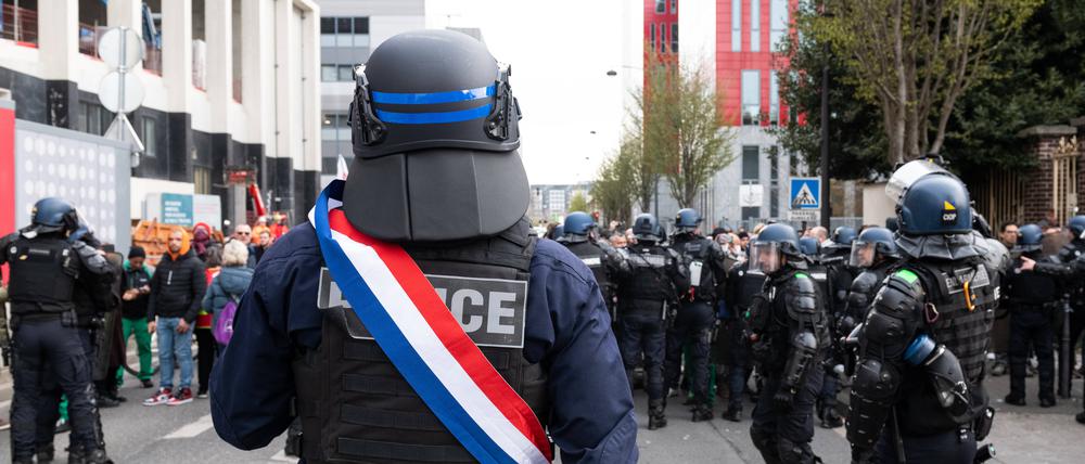 Am Tag nach Macrons Entscheidung zur Rentenreform kam es überall im Land zu Protesten, so wie hier in Ivry-sur-Seine.