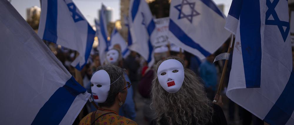 Demonstranten während einer Demonstration gegen die Pläne israelischen der Regierung zur Überarbeitung des Justizsystems.