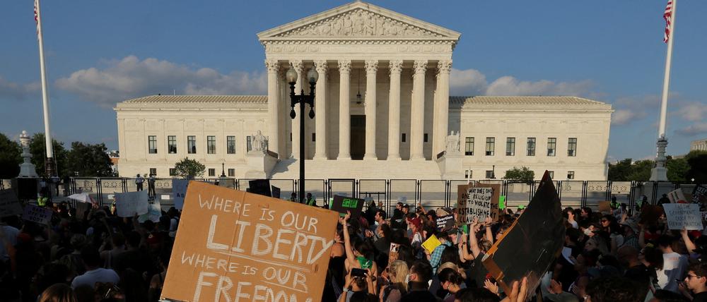 FILE PHOTO: Abortion rights demonstrators protest outside the United States Supreme Court as the court rules in the Dobbs v Women's Health Organization abortion case, overturning the landmark Roe v Wade abortion decision in Washington, U.S., June 24, 2022. REUTERS/Jim Bourg/File Photo