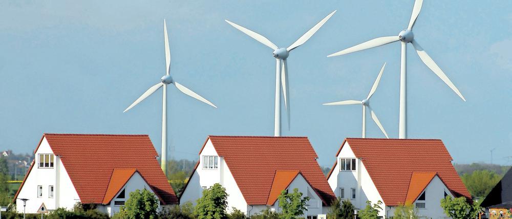 Eigenheimsiedlung vor Windkrafträdern in Sachsen-Anhalt