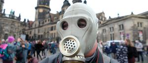 Ein Teilnehmer einer Demonstration der Bewegung Querdenken in Dresden 2020.