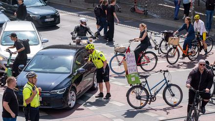 Mehrere tausend Fahrradfahrer protestieren mit einer Fahrraddemonstration gegen die Verkehrspolitik des Berliner Senats. 