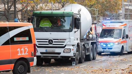 Ein Betonmisch-Fahrzeug steht an der Bundesallee in Berlin-Wilmersdorf, wo eine Radfahrerin bei dem Verkehrsunfall mit einem Lastwagen getötet wurde.