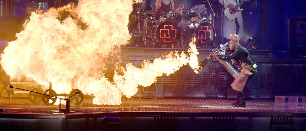 Rammstein Frontsänger Till Lindemann bei einem Konzert im Jahr 2022 in Aktion mit einem Flammenwerfer.