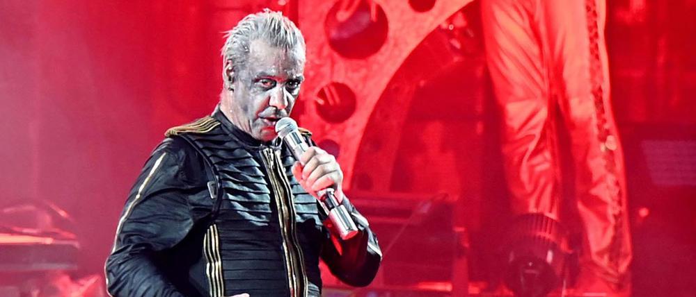 Till Lindemann, Frontsänger der Band Rammstein, steht im Rahmen der Deutschland-Tournee mit dem Album «Zeit» auf der Bühne.