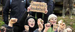 Umweltaktivistin Luisa Neubauer (M) protestiert während einer Demonstration gegen den Kohleabbau am zweiten Tag der Räumung im von Klimaaktivisten besetzten Braunkohleort Lützerath. 