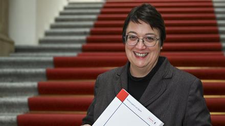Karin Klingen, Präsidentin des Rechnungshofs Berlin, bei der Übergabe des Jahresberichts 2022.