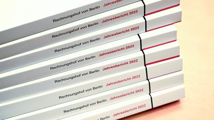 Der Jahresbericht 2022 des Rechnungshofs von Berlin liegt bei der Übergabe im Abgeordnetenhaus. 