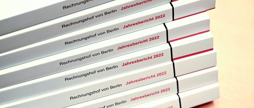Der Jahresbericht 2022 des Rechnungshofs von Berlin liegt bei der Übergabe im Abgeordnetenhaus. 