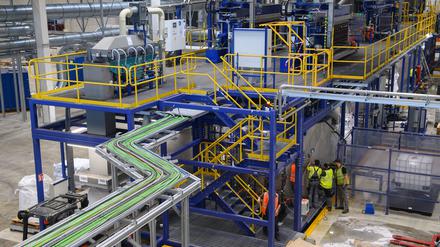 Die Firma Li-Cycle hat jüngst bei Magdeburg eine Recyclinganlage für Lithium-Ionen-Batterien eröffnet.