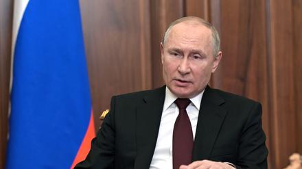 Wladimir Putin, Präsident von Russland, spricht aus dem Kreml heraus in einer Fernsehansprache zur Nation über die Anerkennung von Regionen eines anderen Staates, der Ukraine, als selbstständig.