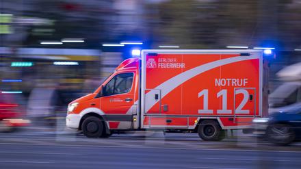 Ein Rettungswagen der Berliner Feuerwehr fährt mit Blaulicht zum Einsatz. (zu: "Überlastung der Feuerwehr - Streit zwischen Senatorinnen") +++ dpa-Bildfunk +++