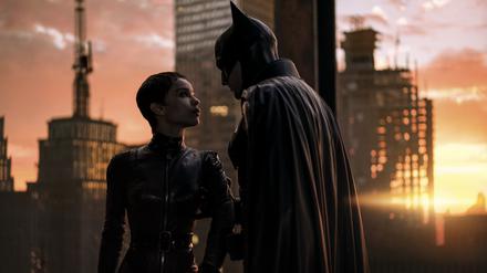 Bruce Wayne alias Batman (Robert Pattinson) verbündet sich mit Catwoman Selina Kyle (Zoë Kravitz) im Kampf gegen das Verbrechen.