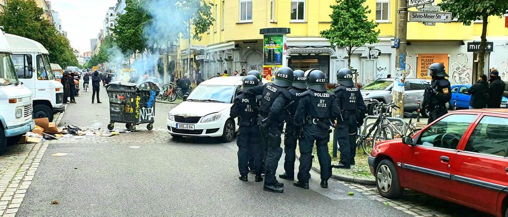 https://plus.tagesspiegel.de/berlin/brennende-barrikaden-unfreiwillige-kontrollen-wie-es-ist-in-der-rigaer-strasse-zu-wohnen-71543.html
