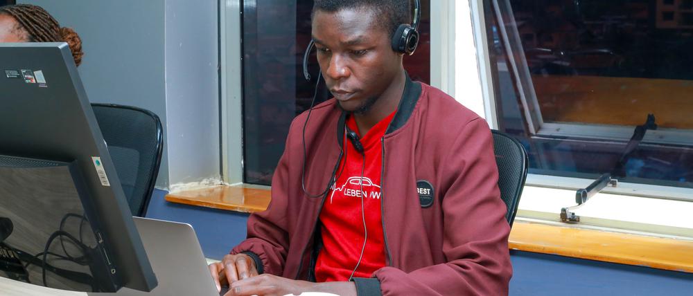 Allgemeinmediziner Arthur Atyamu arbeitete früher in einer Privatklinik in Kampala. Es war das Potenzial der Telemedizin, das ihn reizte: mehr Menschen helfen zu können. 