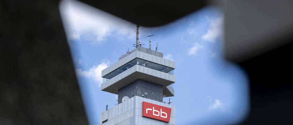 Das Logo des öffentlichen Senders Rundfunk Berlin-Brandenburg (RBB) ist an der Fassade am Sitz des Senders an der Masurenallee angebracht.