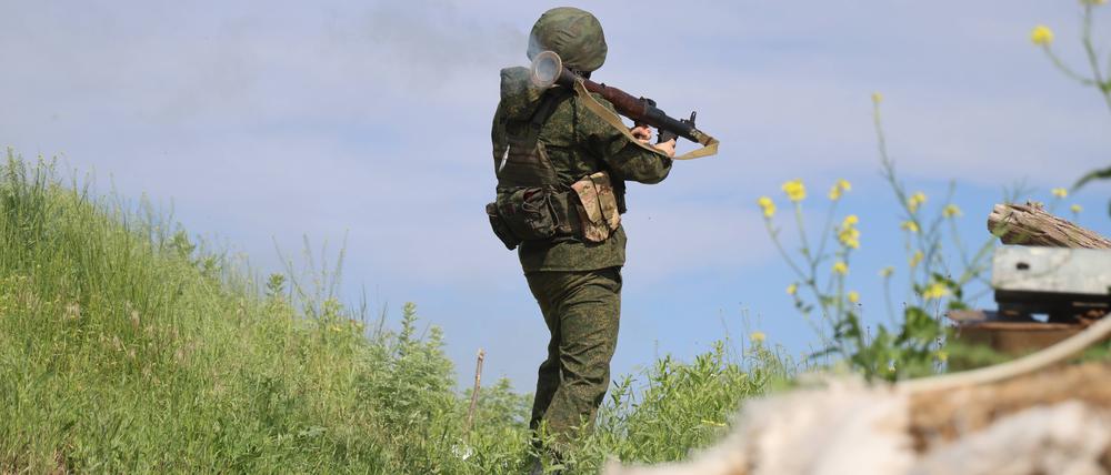Ein russischer Soldat bei seinem Einsatz an der Front nahe der Stadt Awdejewka.