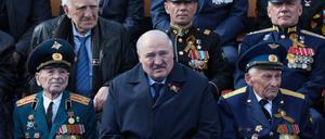 Lukaschenko mit gequälter Miene auf der Ehrentribüne