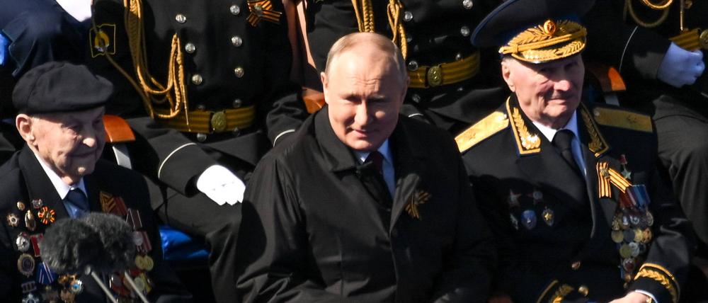 Russlands Präsident Wladimir Putin flankiert von zwei vermeintlichen Veteranen aus dem Zweiten Weltkrieg.