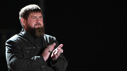 In einem Video widerspricht Ramsan Kadyrow Gerüchten, laut denen er schwer erkrankt sein und im Koma liegen soll.