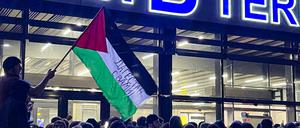 Ein Mob stürmte am Sonntagabend den Flughafen von Machatschkala im Nordkaukasus und griff Passagiere eines Flugzeugs aus Israel an.