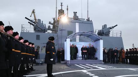 Russlands Präsident Wladimir Putin an Bord einer Fregatte.
