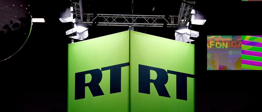 Das Logo von RT ist auf einem Wirtschaftsforum in Sankt Petersburg zu sehen. 