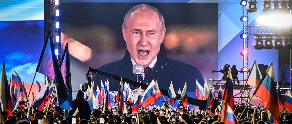 Während eines Konzerts. Der russische Präsident Vladimir Putin verkündet am 30. September per Übertragung die Annexion der ukranischen Gebiete Lugansk, Donetsk, Kherson und Zaporizhzhiamber. 