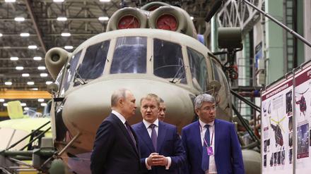 Der russische Präsident Wladimir Putin in einer Fabrik für Helikopter.