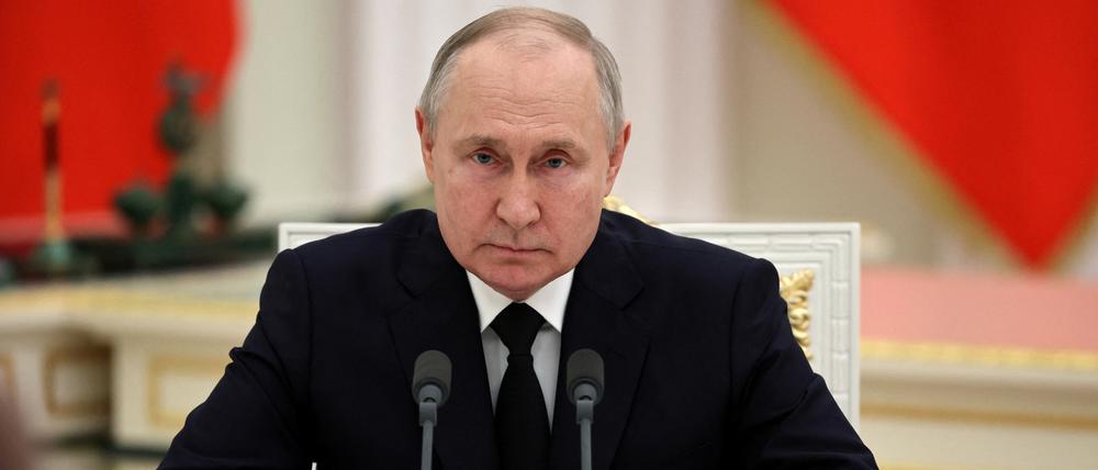 Russian President Vladimir Putin attends a meeting with service members at the Kremlin in Moscow, Russia, June 27, 2023. Sputnik/Mikhail Tereshchenko/Pool via REUTERS ATTENTION EDITORS - THIS IMAGE WAS PROVIDED BY A THIRD PARTY.