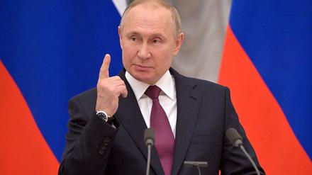 Russian President Vladimir Putin gestures during a joint news conference with German Chancellor Olaf Scholz in Moscow, Russia February 15, 2022. Sputnik/Sergey Guneev/Pool via REUTERS ATTENTION EDITORS - THIS IMAGE WAS PROVIDED BY A THIRD PARTY.