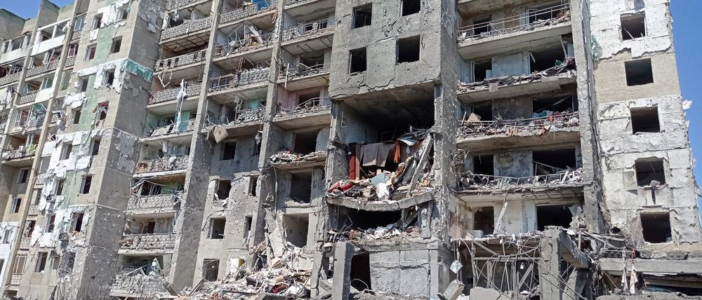 Ein durch einen russischen Raketeneinschlag beschädigtes Wohngebäude in der Region Odessa