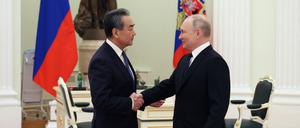 Chinas Chefdiplomat Wang Yi trifft am 22. Februar 2023 in Moskau den russischen Präsidenten Wladimir Putin.