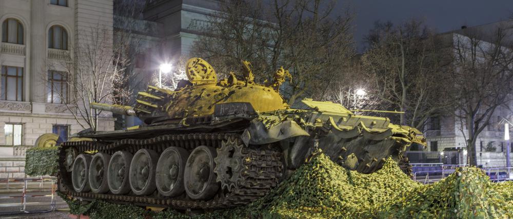 Das Wrack eines russischen Panzers vom Typ T-72 steht vor der russischen Botschaft in Berlin-Mitte.
