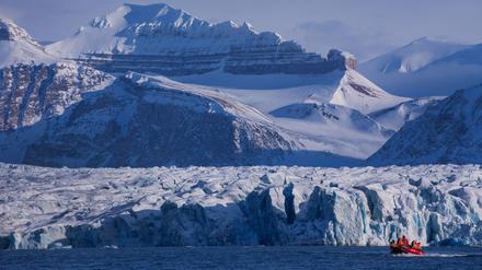 Wissenschaftler fahren 2015 im Polarmeer bei Ny-Ålesund auf Spitzbergen (Norwegen) vor der Kongsfjord-Gletscherfront. 