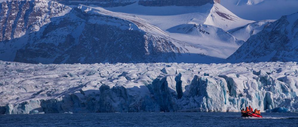 Wissenschaftler fahren 2015 im Polarmeer bei Ny-Ålesund auf Spitzbergen (Norwegen) vor der Kongsfjord-Gletscherfront. 