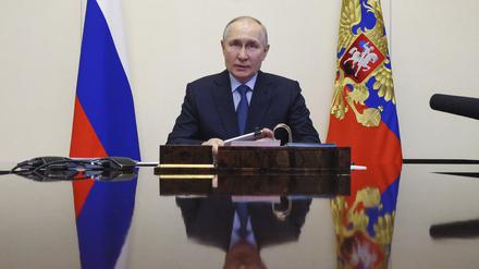 Wladimir Putin, Präsident von Russland, leitet eine Videokonferenz. 