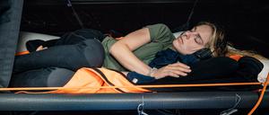 Rosalin Kuiper schläft in einer Koje an Bord der „Malizia“. 