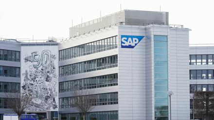 Ein Schild mit der Aufschrift „SAP“ steht auf einem Gebäude der Unternehmenszentrale. 