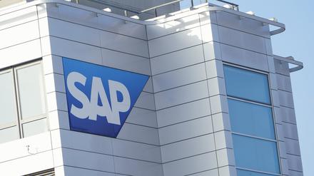 Ein Schild mit der Aufschrift „SAP“ hängt an einem Gebäude der Konzernzentrale des Softwareunternehmens SAP in Walldorf. 